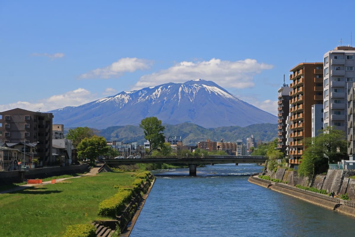 盛岡市内から望む岩手山