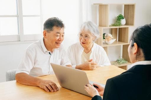 高齢のご夫婦と専門家の相談風景
